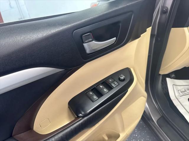 Photo of 2015 Predawn Gray Mica Toyota Highlander