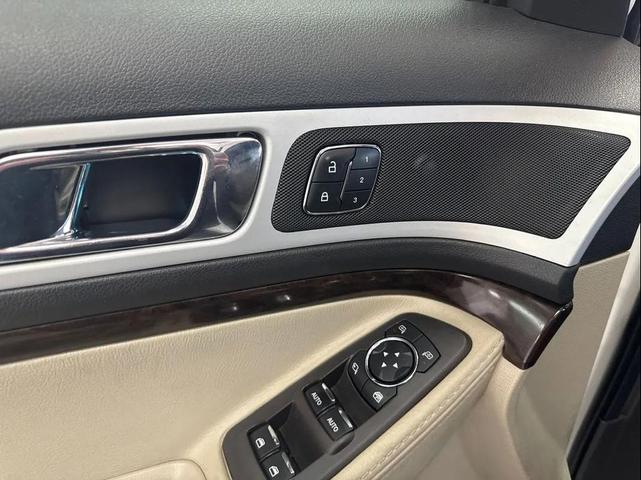 Photo of 2015 White Platinum Metallic Tri-Coat Ford Explorer