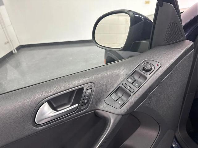 Photo of 2016 Night Blue Metallic Volkswagen Tiguan