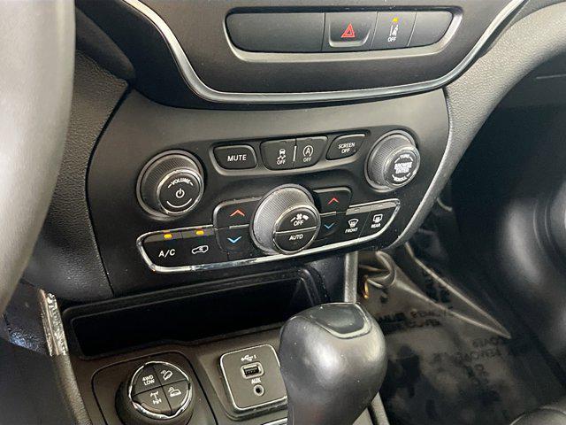 Photo of 2022 Bright White Clearcoat Jeep Cherokee