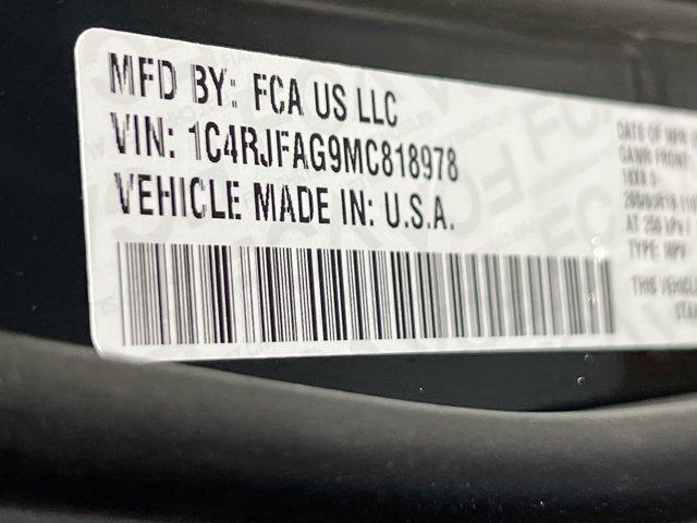 Photo of 2021 Diamond Black Crystal Pearlcoat Jeep Grand Cherokee