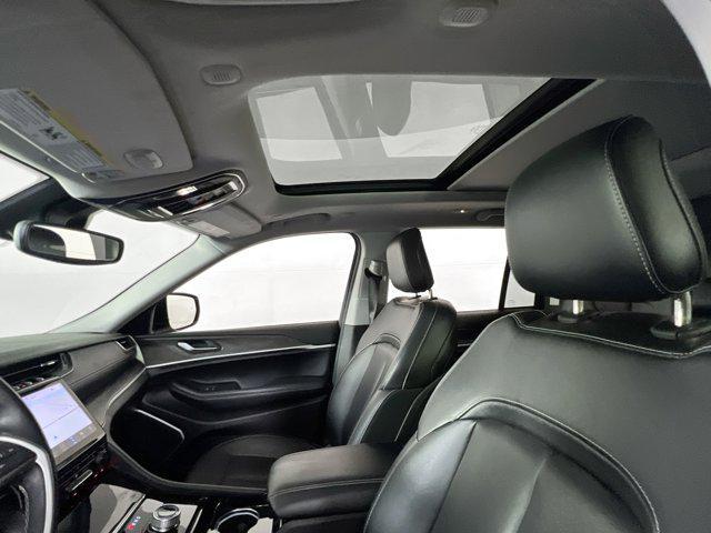 Photo of 2022 Silver Zynith Jeep Grand Cherokee