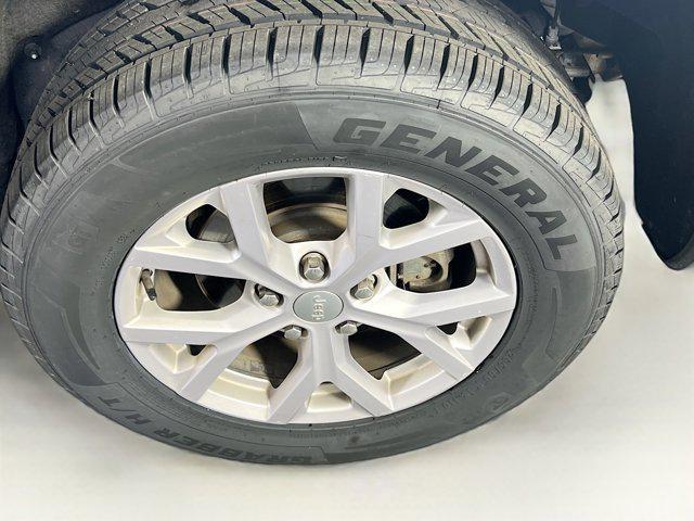 Photo of 2022 Silver Zynith Jeep Grand Cherokee