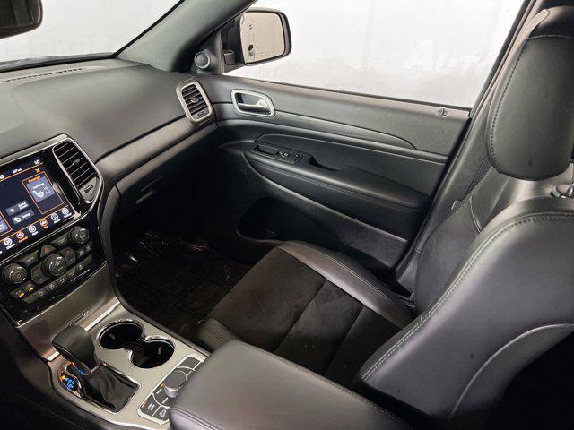 Photo of 2022 Diamond Black Crystal Pearlcoat Jeep Grand Cherokee