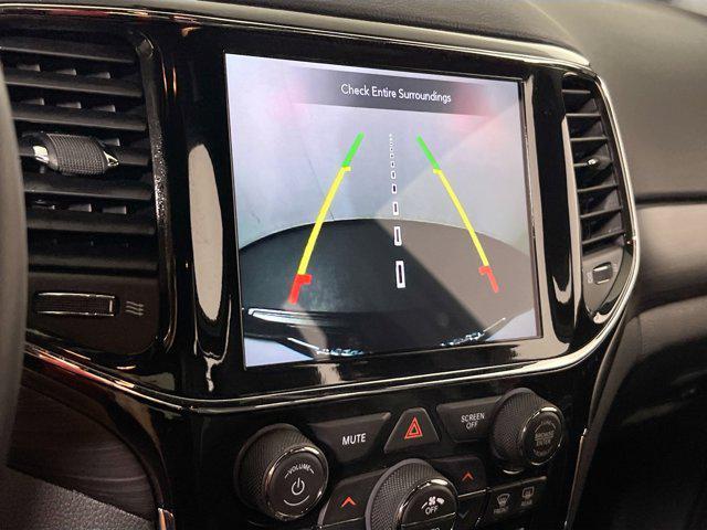 Photo of 2022 Diamond Black Crystal Pearlcoat Jeep Grand Cherokee