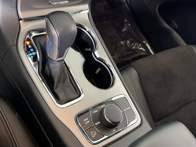Photo of 2022 Diamond Black Crystal Pearlcoat Jeep Grand Cherokee