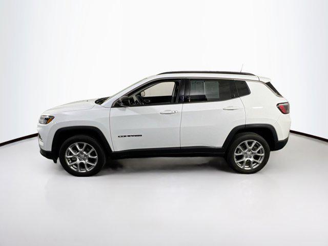 Photo of 2022 Bright White Clearcoat Jeep Compass