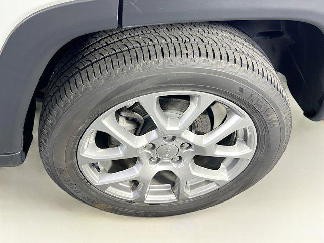 Photo of 2022 Bright White Clearcoat Jeep Compass