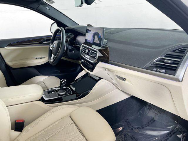Photo of 2022 Mineral White Metallic BMW X4