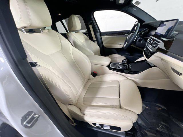Photo of 2022 Mineral White Metallic BMW X4