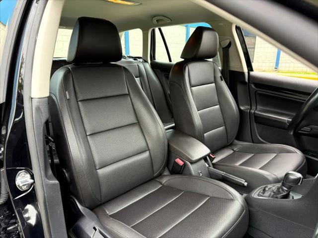 Photo of 2014 Black Uni Volkswagen Jetta SportWagen
