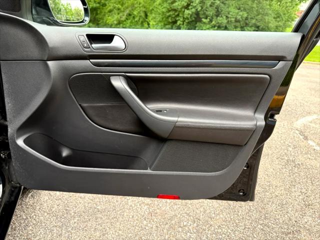 Photo of 2014 Black Uni Volkswagen Jetta SportWagen