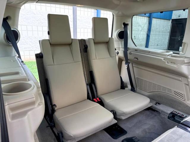 Photo of 2016 White Land Rover LR4