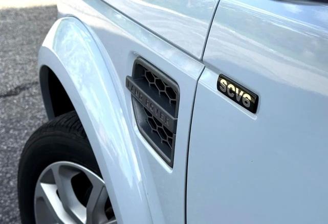 Photo of 2016 White Land Rover LR4