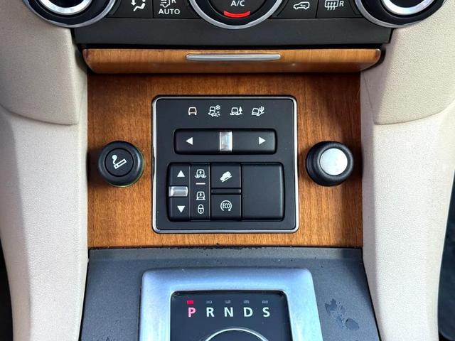 Photo of 2016 White Land Rover LR4