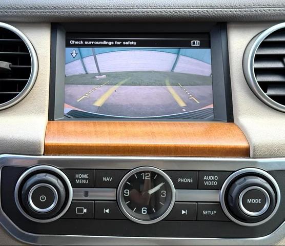 Photo of 2016 White Land Rover LR4