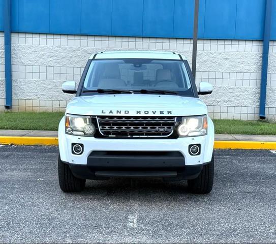 Photo of 2016 White Land Rover LR4