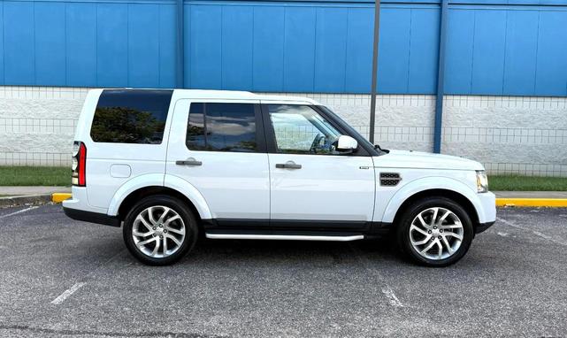 Photo of 2016 White Land Rover LR4