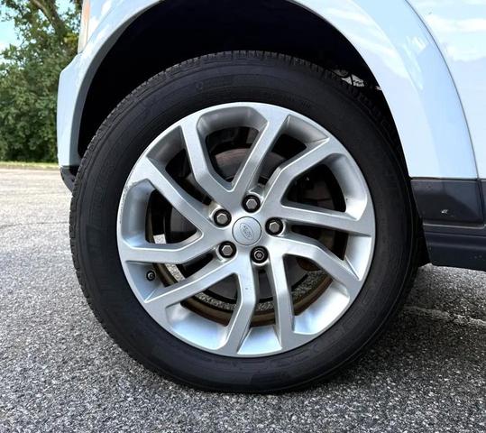 Photo of 2016 White Land Rover LR4
