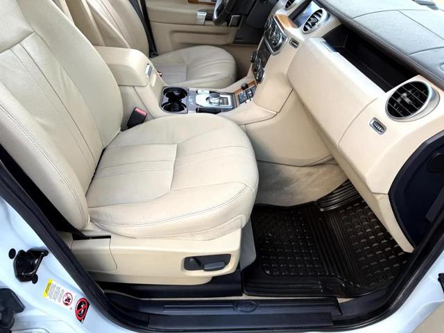 Photo of 2016 White Land Rover LR4