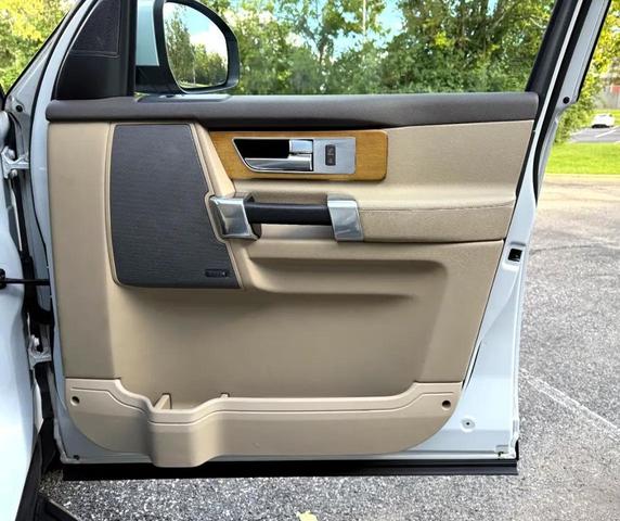 Photo of 2016 White Land Rover LR4