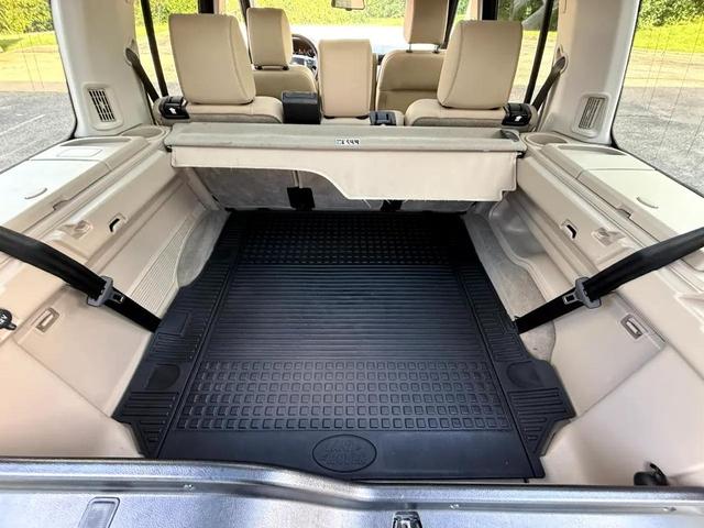 Photo of 2016 White Land Rover LR4