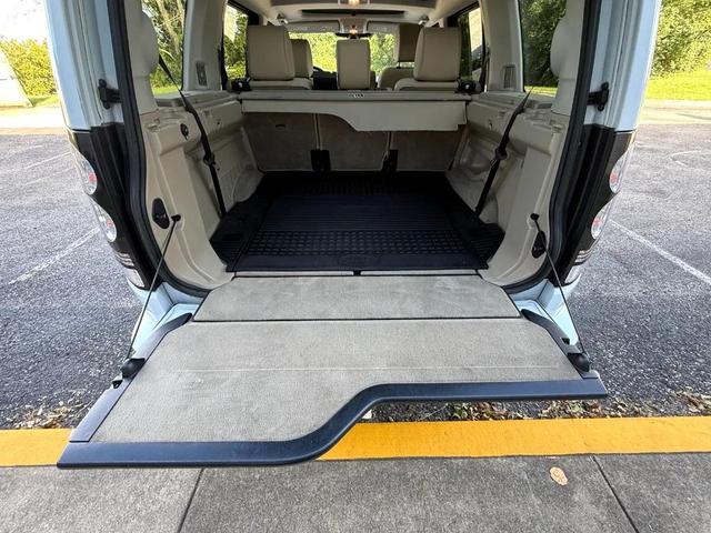 Photo of 2016 White Land Rover LR4