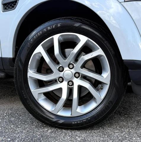 Photo of 2016 White Land Rover LR4