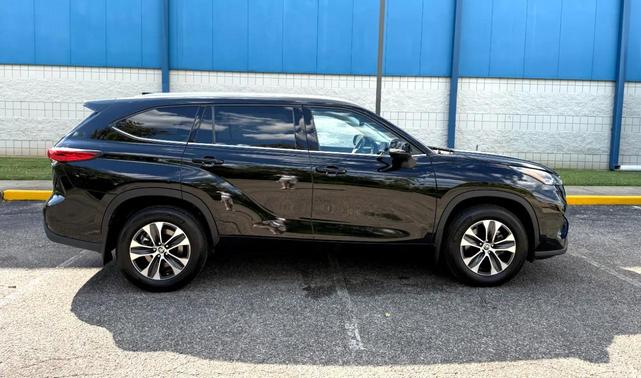 Photo of 2022 Midnight Black Metallic Toyota Highlander