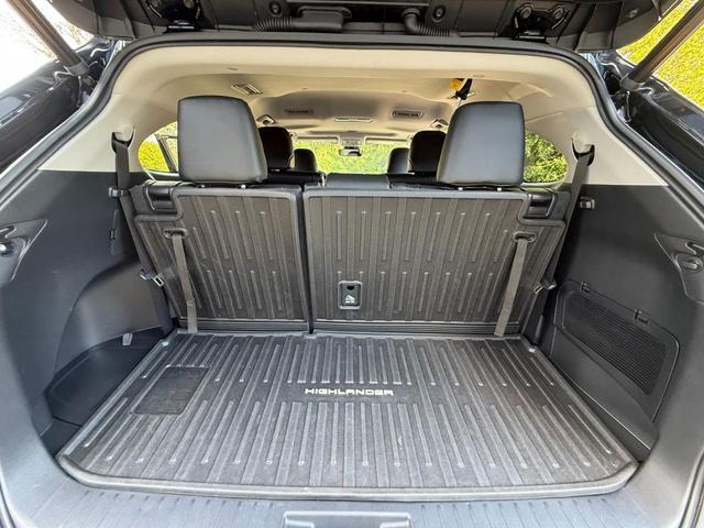 Photo of 2022 Midnight Black Metallic Toyota Highlander