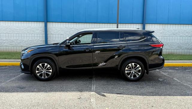 Photo of 2022 Midnight Black Metallic Toyota Highlander