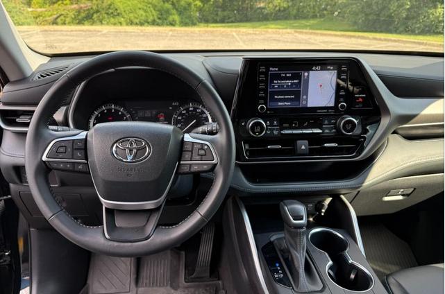 Photo of 2022 Midnight Black Metallic Toyota Highlander
