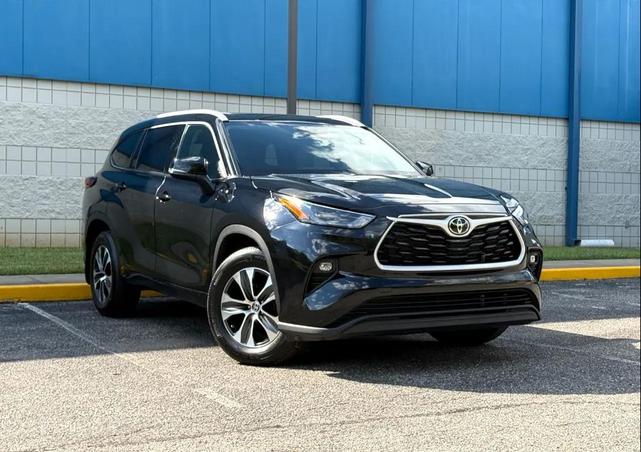 Photo of 2022 Midnight Black Metallic Toyota Highlander