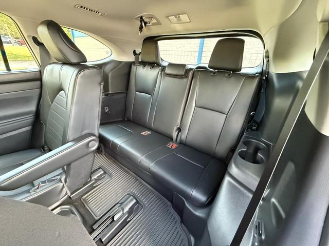 Photo of 2022 Midnight Black Metallic Toyota Highlander