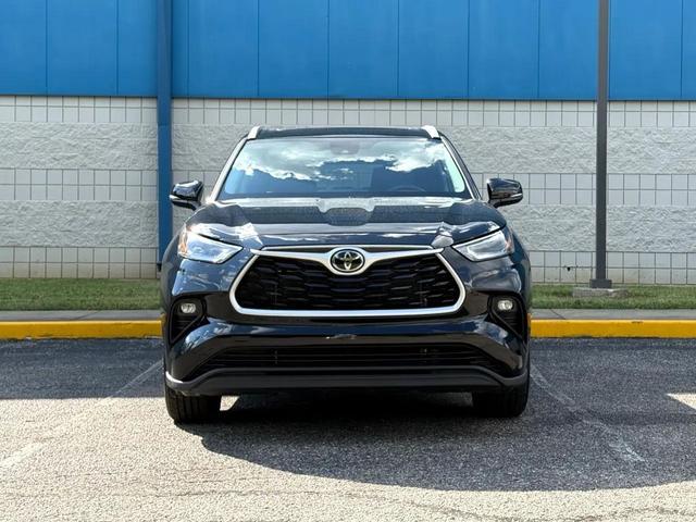 Photo of 2022 Midnight Black Metallic Toyota Highlander