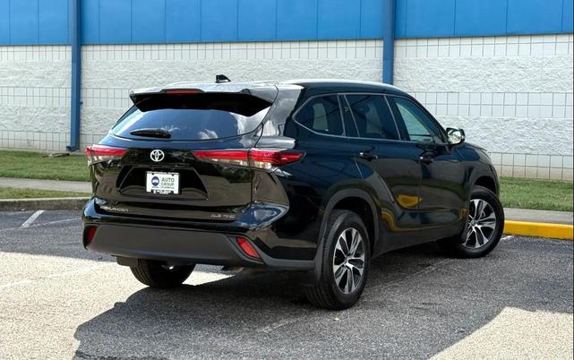 Photo of 2022 Midnight Black Metallic Toyota Highlander