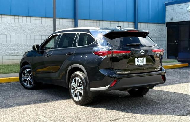 Photo of 2022 Midnight Black Metallic Toyota Highlander