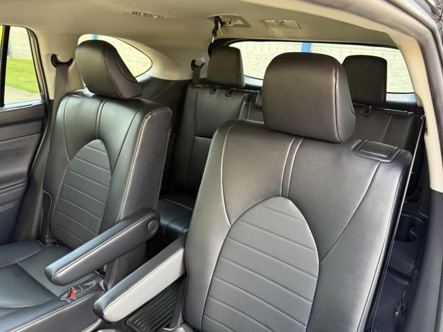 Photo of 2022 Midnight Black Metallic Toyota Highlander