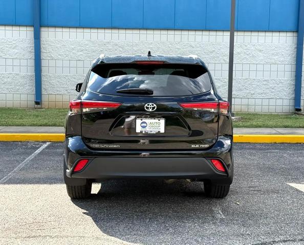Photo of 2022 Midnight Black Metallic Toyota Highlander