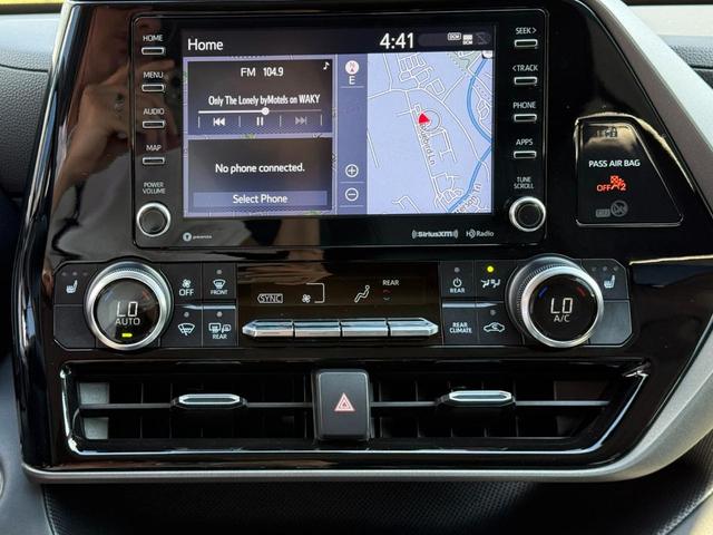 Photo of 2022 Midnight Black Metallic Toyota Highlander
