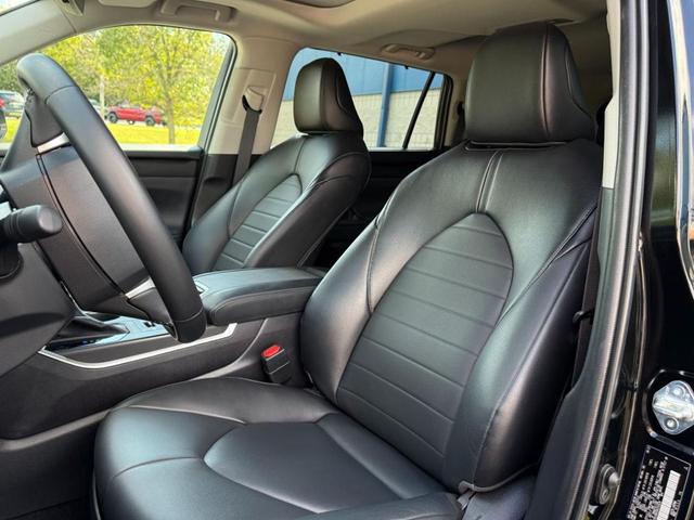 Photo of 2022 Midnight Black Metallic Toyota Highlander