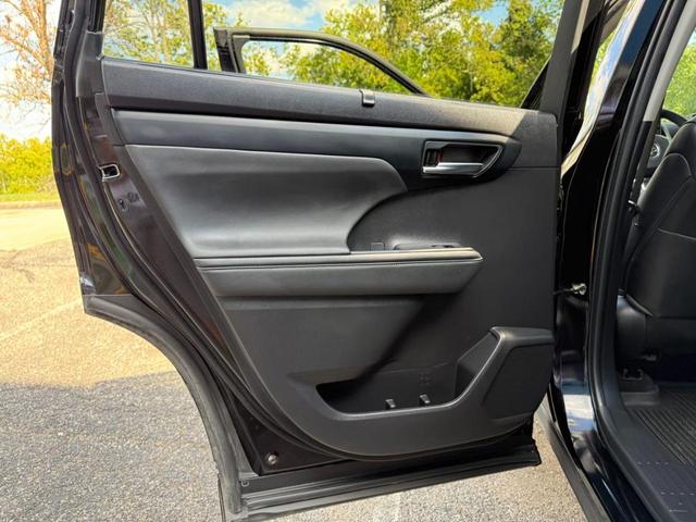 Photo of 2022 Midnight Black Metallic Toyota Highlander