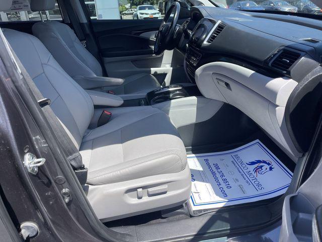 Photo of 2018 Lunar Silver Metallic Honda Pilot