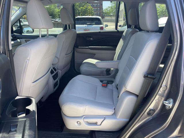 Photo of 2018 Lunar Silver Metallic Honda Pilot