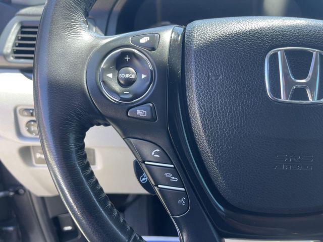 Photo of 2018 Lunar Silver Metallic Honda Pilot