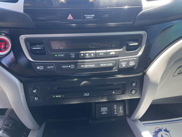 Photo of 2018 Lunar Silver Metallic Honda Pilot