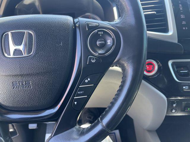 Photo of 2018 Lunar Silver Metallic Honda Pilot