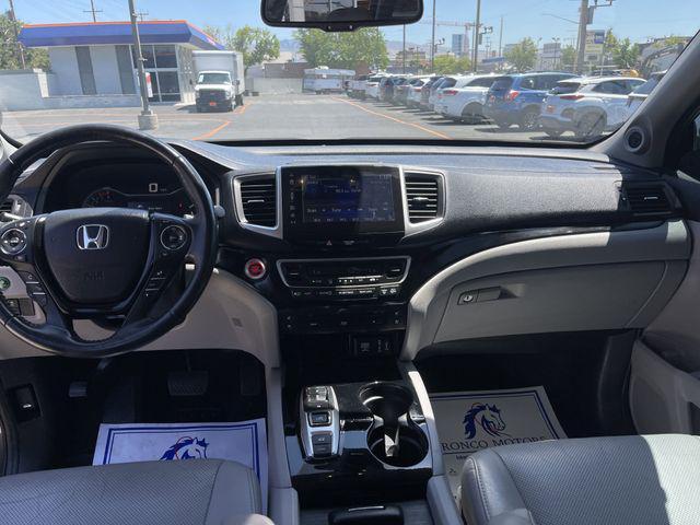 Photo of 2018 Lunar Silver Metallic Honda Pilot