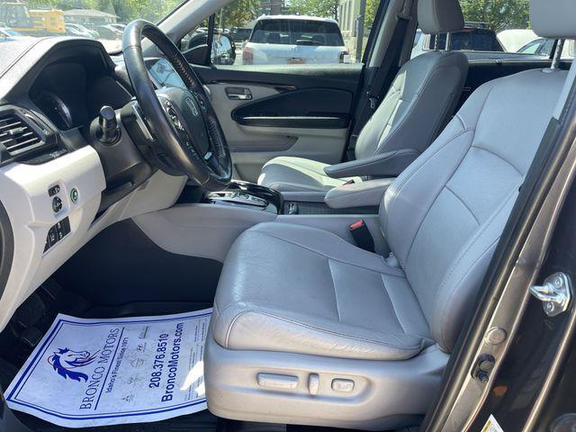 Photo of 2018 Lunar Silver Metallic Honda Pilot