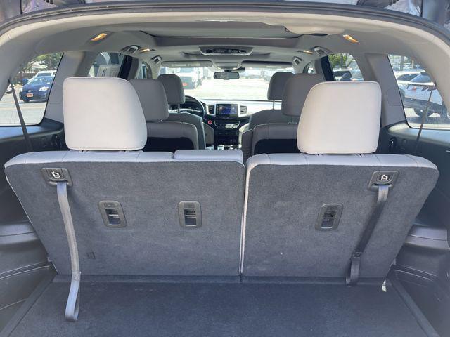 Photo of 2018 Lunar Silver Metallic Honda Pilot